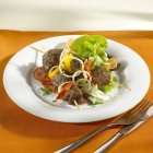 Lamb kebabs with salad — Stock Photo