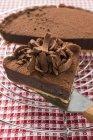 Chocolate tart on cake rack — Stock Photo