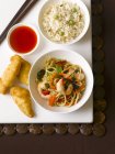 Fried noodles with prawns — Stock Photo