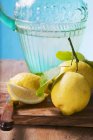 Fresh lemons with leaves — Stock Photo