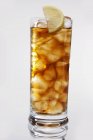 Verre de thé glacé avec tranche de citron — Photo de stock