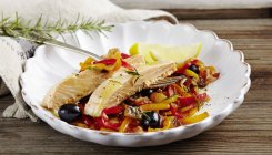 Mediterranean salad with char in bowl — Stock Photo