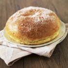 Fouace albigeoise pie with icing sugar on plate and folded cloth — Stock Photo