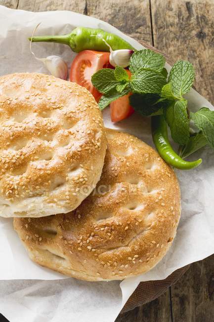 Sesame flatbreads with tomato — Stock Photo