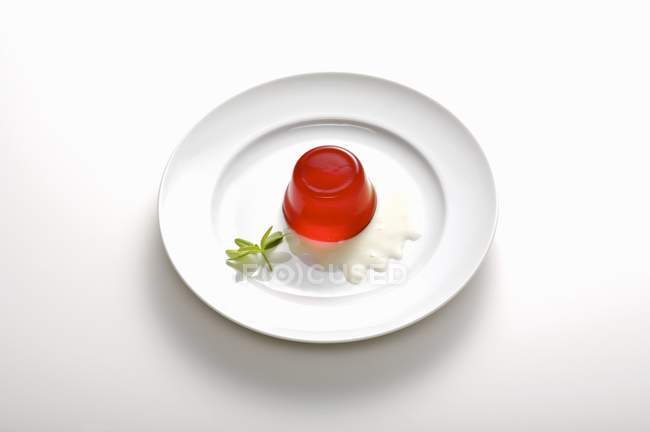 Geleia de framboesa em prato — Fotografia de Stock
