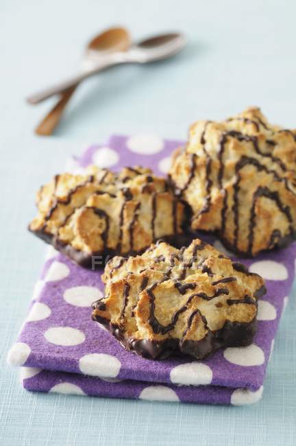 Macaroons de coco com chocolate — Fotografia de Stock