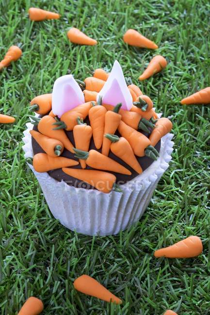 Easter cupcake decorated with carrots — Stock Photo