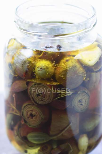 Alcaparras e alcachofras para bebés em conserva — Fotografia de Stock