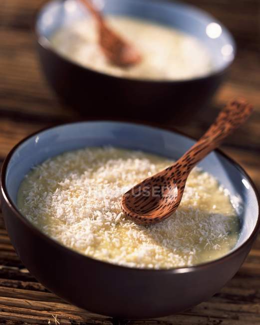 Sobremesa de creme em tigela — Fotografia de Stock