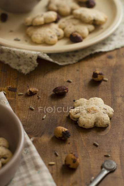 Biscoitos de avelã em pratos — Fotografia de Stock