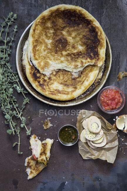 Flatbread, hard-boiled eggs, tomatoes and thyme — Stock Photo