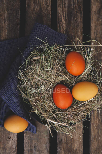 Easter eggs colored with organic dyes in nest — Stock Photo