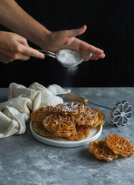 Flores de carnaval (flores manchegas crocantes) - Spanish and Scandinavian cookies for Christmas and Easter — Stock Photo