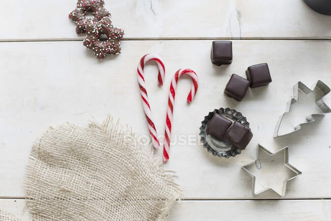 A Christmas arrangement of moulds, crackers, sweets and biscuits — Stock Photo
