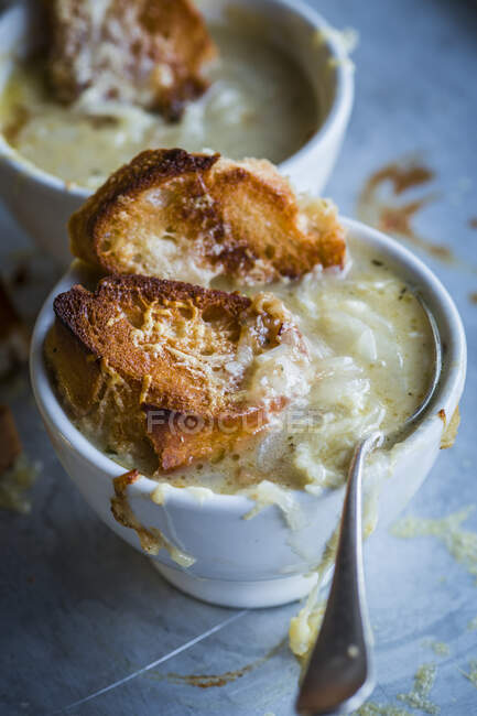 French onion soup with cheese croutons — Stock Photo