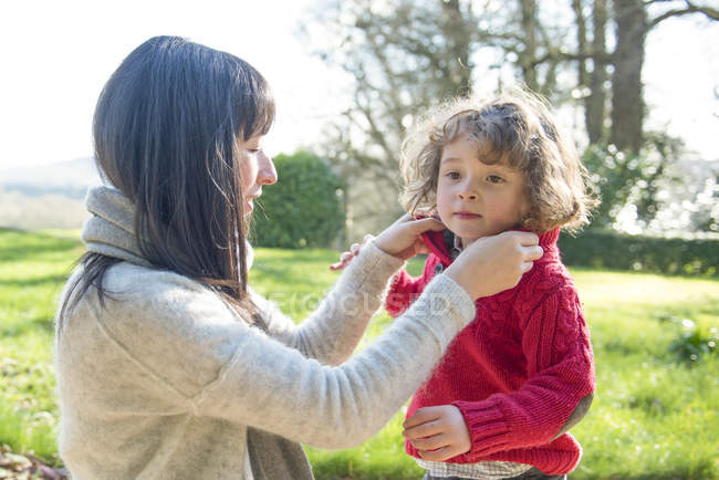 Mother and young son in garden — Stock Photo