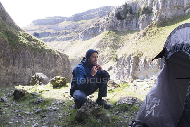 Mountaineer pitching his tent — Stock Photo