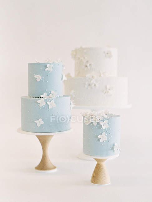 Gâteaux de mariage avec glaçage et décoration de fleurs — Photo de stock