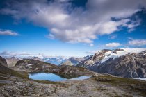 Vista panorâmica da majestosa paisagem e lago do Kenai Fjords National Park, Alaska, Estados Unidos da América — Fotografia de Stock