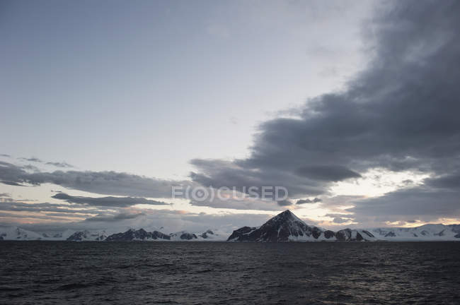 Mountains along coastline — Stock Photo