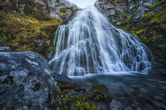 Cascada a lo largo de la carretera; Fiordos Occidentales, Islandia - foto de stock