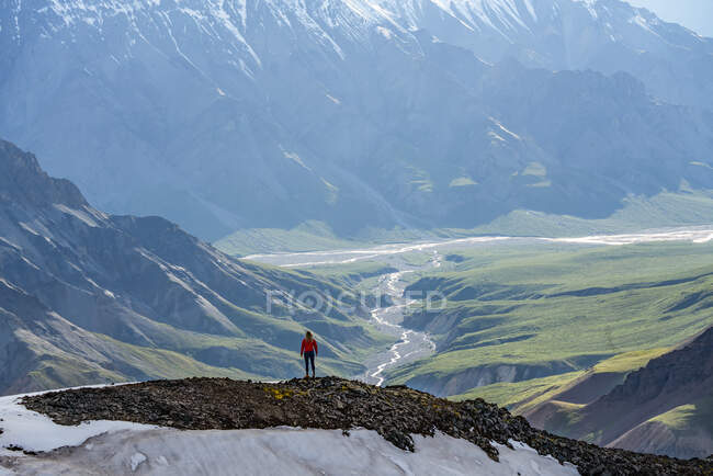 Woman exploring the rugged mountains of Kluane National Park and Reserve; Haines Junction, Yukon, Canada — Stock Photo