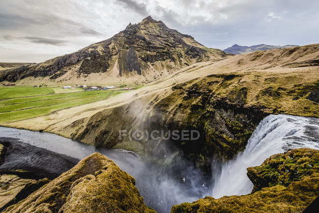 Skogafoss, une cascade historique, et la rivière Skoga ; Islande — Photo de stock