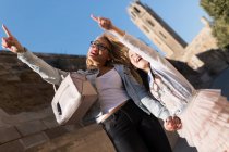 Portrait of happy young mother with her daughter enjoying the city at a sunny day. — Stock Photo