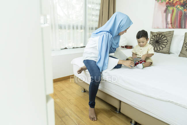 Mother and son spending time — Stock Photo