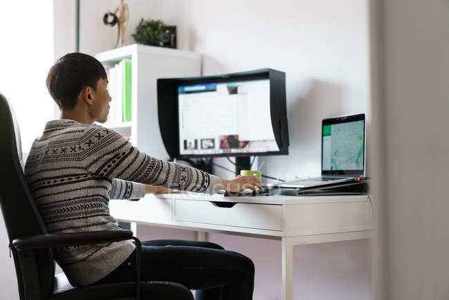 Jeune adulte asiatique homme travailler à la maison — Photo de stock