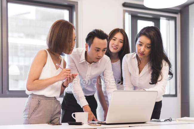 Discussion de groupe de collègues au bureau moderne — Photo de stock