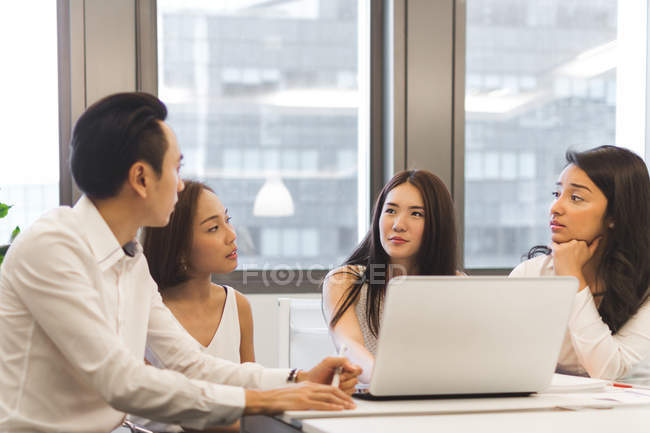 Jeunes collègues asiatiques travaillant dans un bureau moderne — Photo de stock