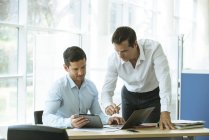 Geschäftsleute arbeiten gemeinsam im Büro — Stockfoto