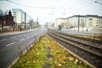 Городская дорога с железной дорогой — стоковое фото