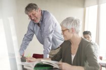 Schüler diskutieren Hausaufgaben in der Volkshochschule — Stockfoto