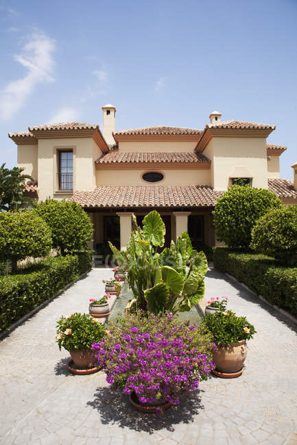 Potted plants in formal garden outside villa — Stock Photo