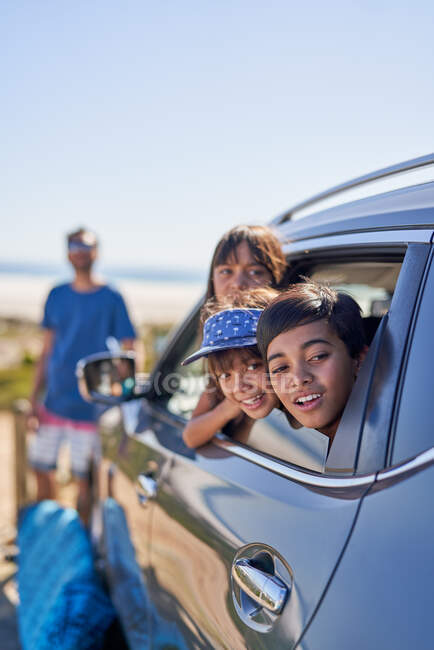 Happy family outside in sunny beach — Stock Photo