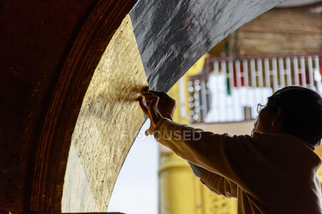 Myanmar (Burma), Mandalay region, Mandalay, man praying in Mahamuni Pagoda — Stock Photo