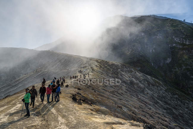 Indonesia, Java Timur, Kabudaten Bondowoso, tourists on rise to Ijen — Stock Photo
