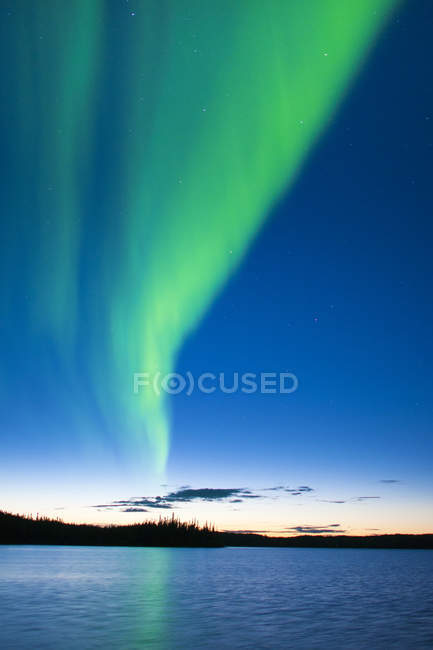 Aurora borealis over lake in boreal forest, Yellowknife environs, Northwest Territories, Canada — Stock Photo