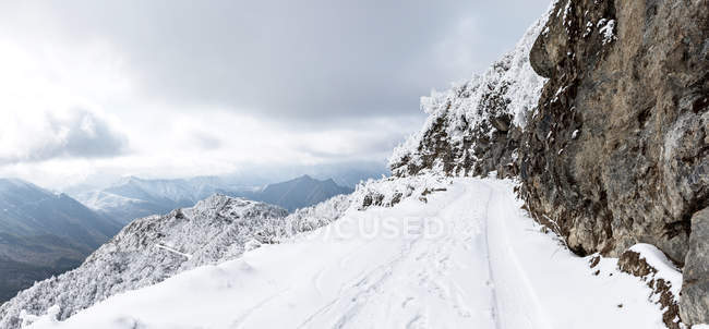 Snow in scenic mountains. amazing winter landscape — Stock Photo