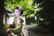 Woman dressed in the traeditional geisha style — Stock Photo