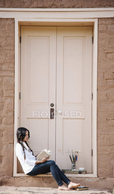 Woman holding a sketch book — Stock Photo
