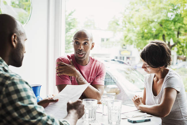 Men and woman having lunch in cafe — Stock Photo