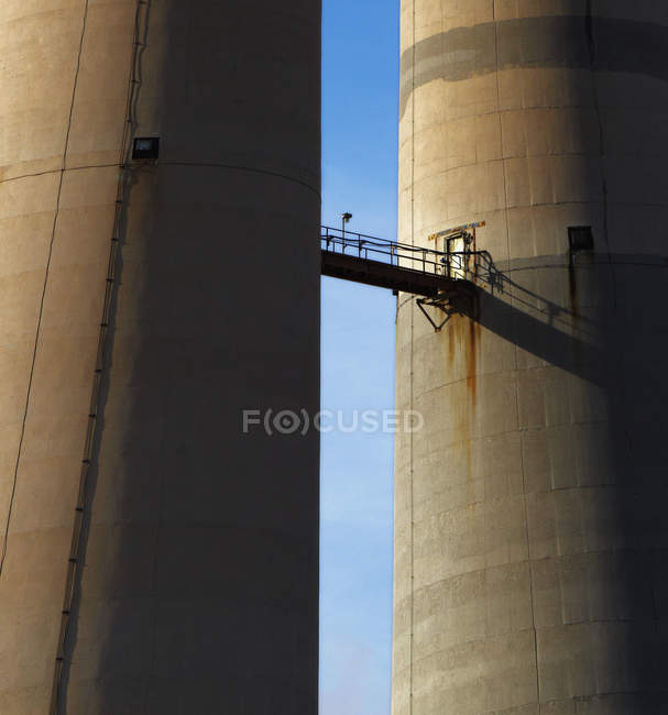 Catwalk between two industrial buildings at Apollo Beach, Florida, USA — Stock Photo