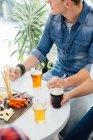 Hombre y mujer degustación de cerveza - foto de stock