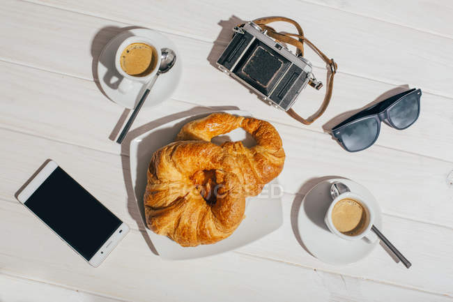 Espresso coffee cups and croissants — Stock Photo