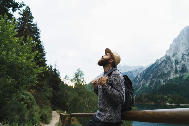 Tourist at mountain lake — Stock Photo