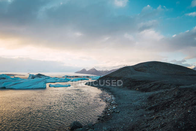Snowy mountain valley with river in Iceland — Stock Photo
