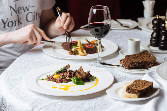 Man having dinner in luxury restaurant — Stock Photo